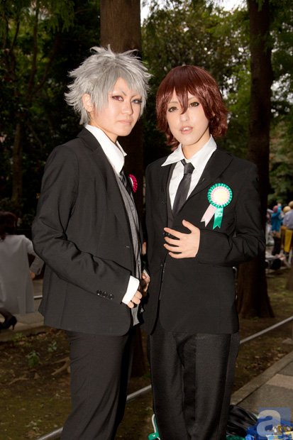 “db真人”疯狂！巴萨万千球迷五指满天飞致敬皮克，巴萨晋级不